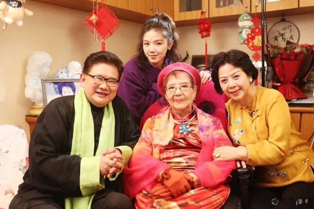 曹可凡探望老舅妈,近百岁仍记戏词,丈夫是《羊城暗哨》老戏骨。