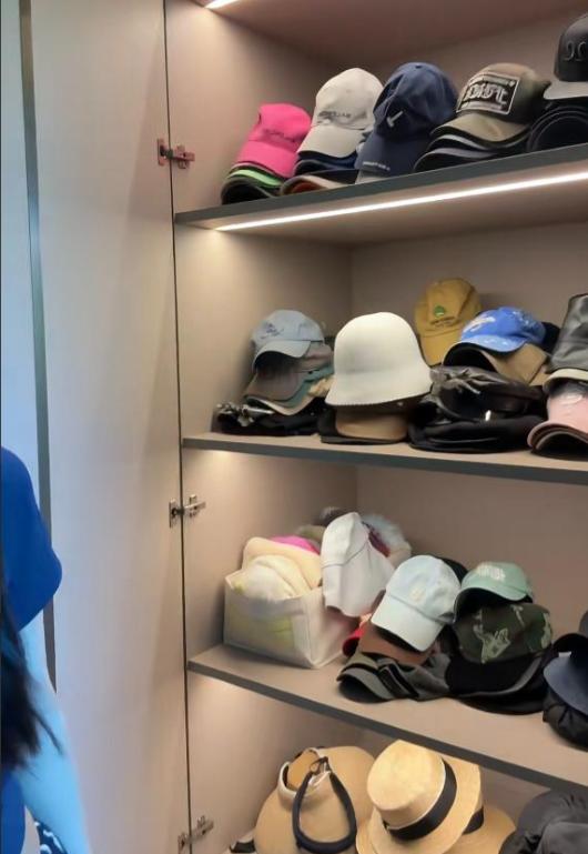 王灿晒杜淳给搭配的衣服！拖地牛仔裤配短袖和马甲，莫名的时尚感