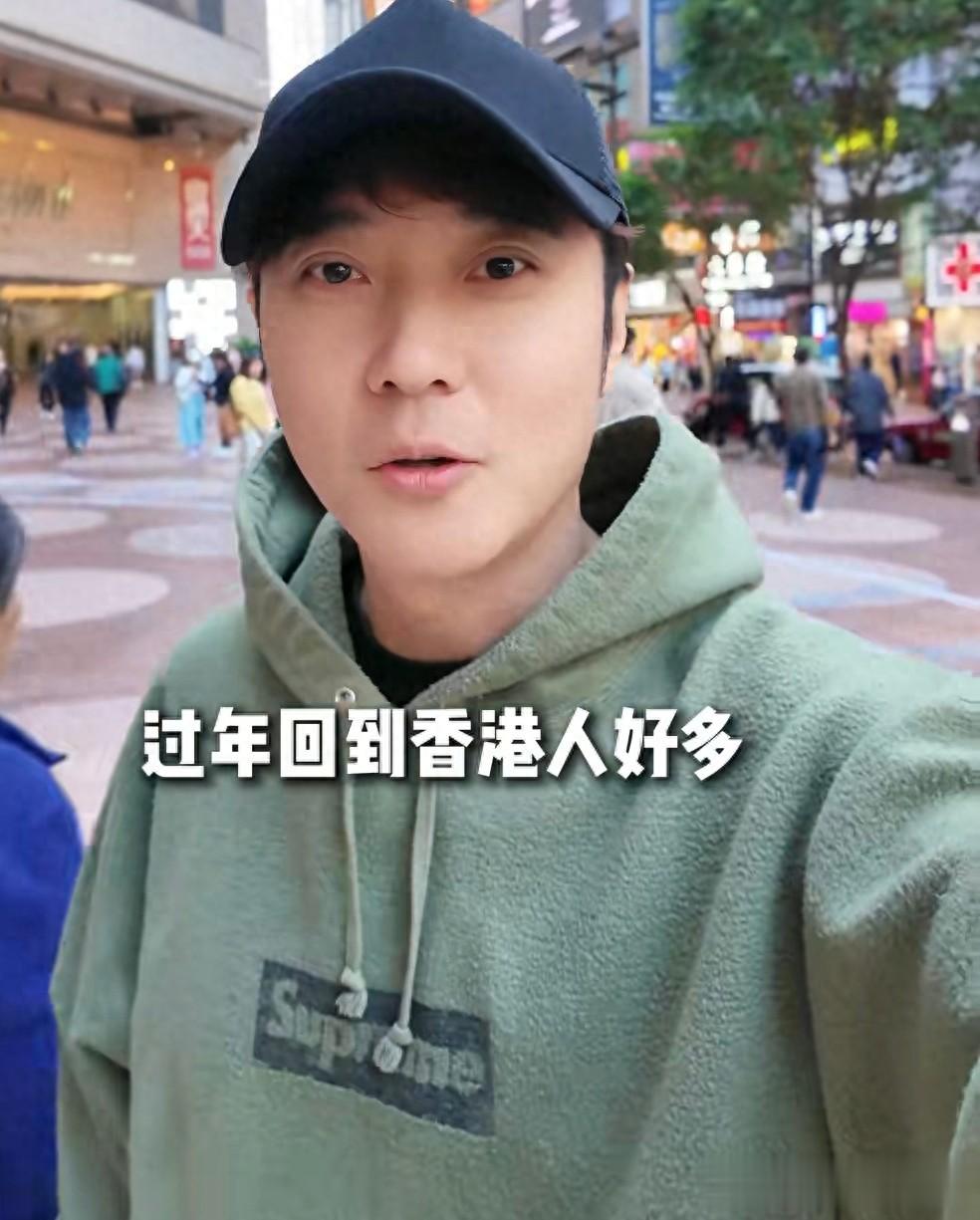 张丹峰陪老婆回香港，岳母一头白发很苍老，54岁洪欣的脸被打码