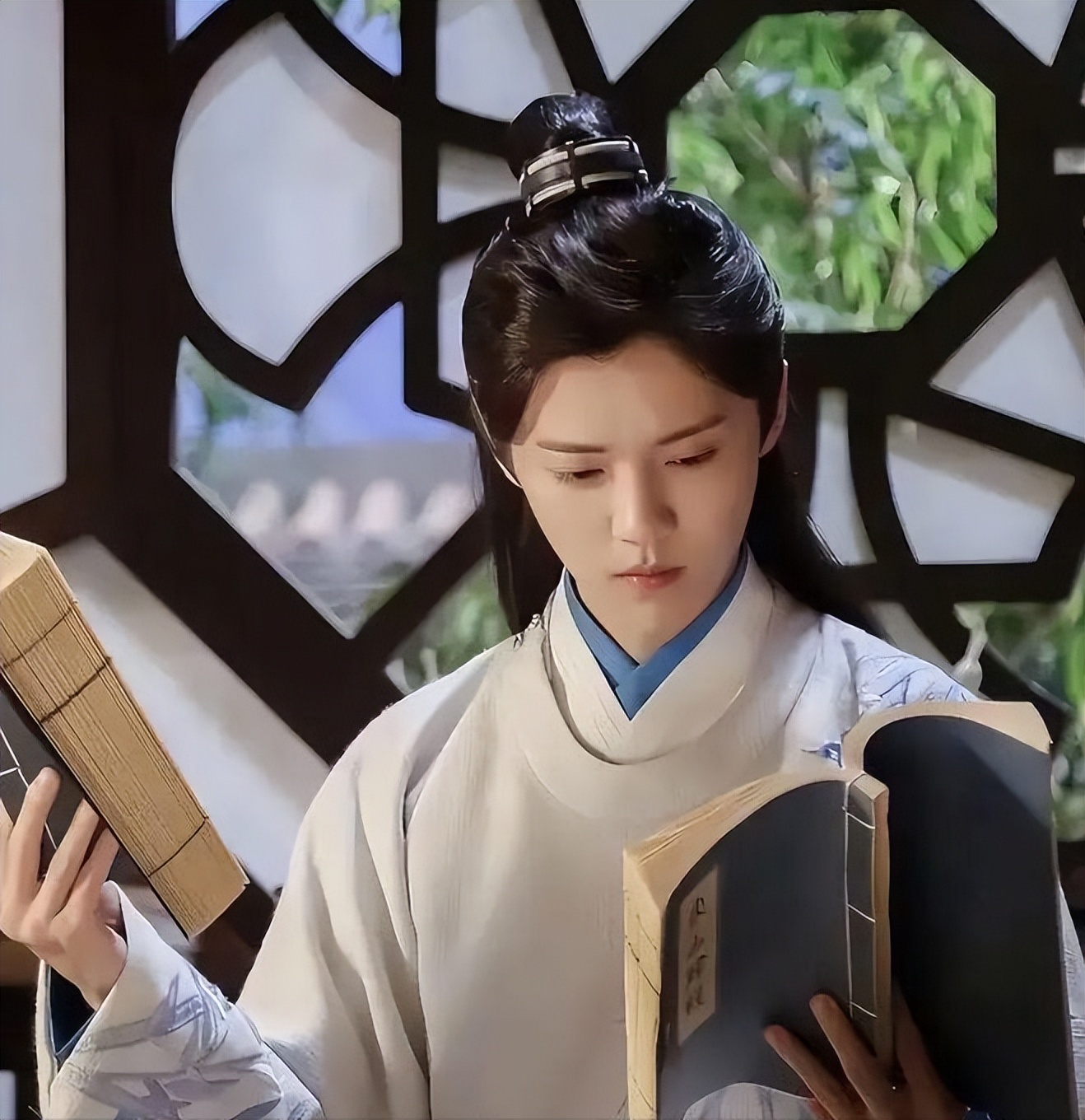 关晓彤、鹿晗,在等一个正式官宣分手