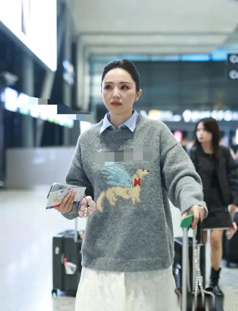 董璇二婚后状态越发年轻！穿印花毛衣+衬衫+白裙子，时髦又减龄！