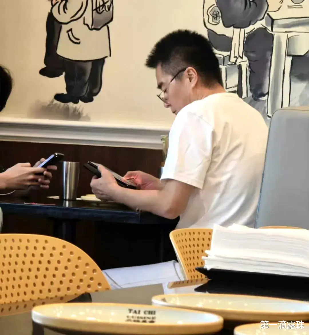 许何追忆母亲何晴临终前拉他手，听完泪崩！许亚军被曝在美国陪小儿子太偏心