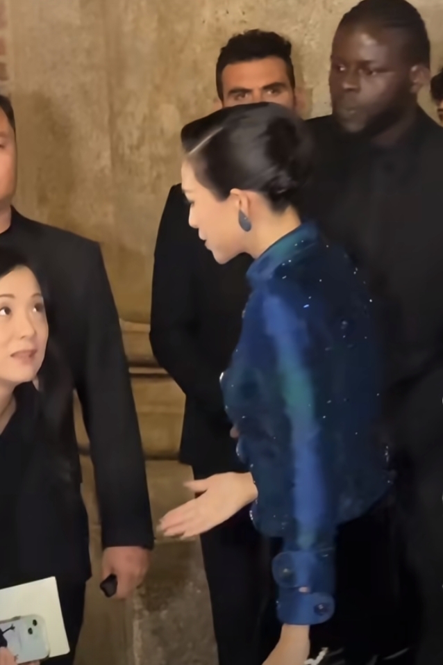 章子怡亮相米兰时装周,蓝色渐变刺绣外套搭盘发,美出新高度