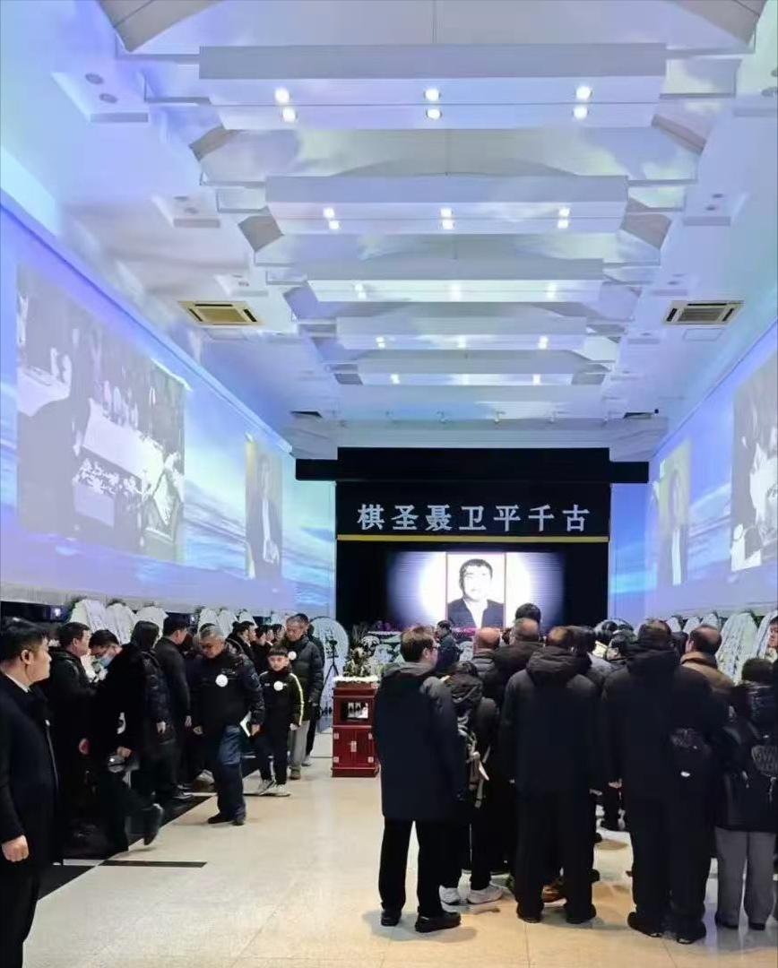 兰莉娅现身聂卫平追悼会！姐夫率女婿送花圈，女儿鞠躬致谢所有人