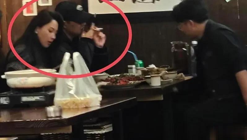 汪峰和女友森林北一起到餐馆吃饭,两个人挨得很近,非常恩爱