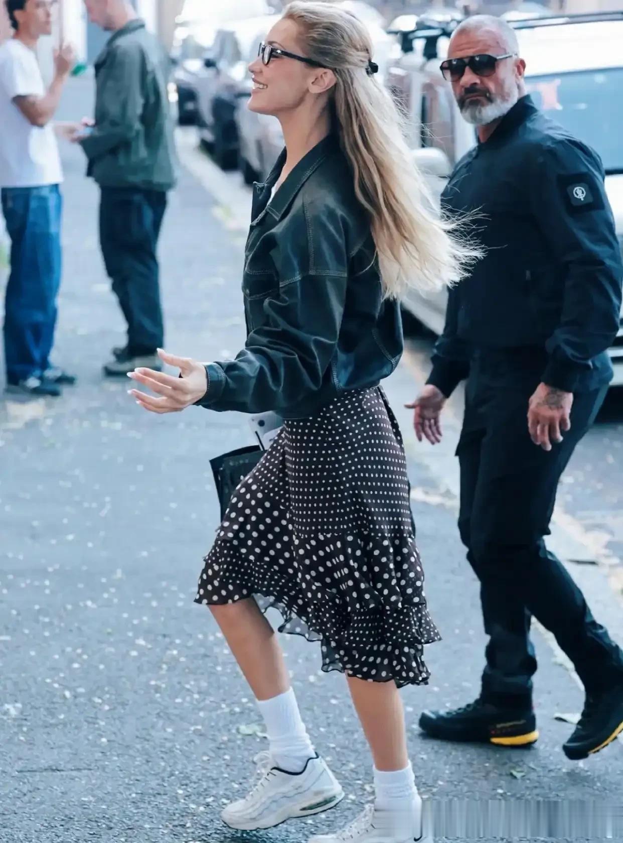 被高圆圆唐嫣的“皮衣+半身裙”惊艳!秋冬不穿大衣羽绒服也很美