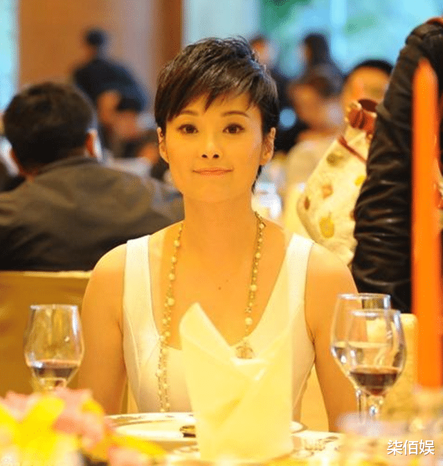 袁立夫妇国外约会，小12岁梁太平牵着老婆手还帮背包，好会哄人