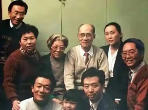 79岁侯耀华晚年凄凉!独居北京无保姆照料,家里脏乱差环境寒酸