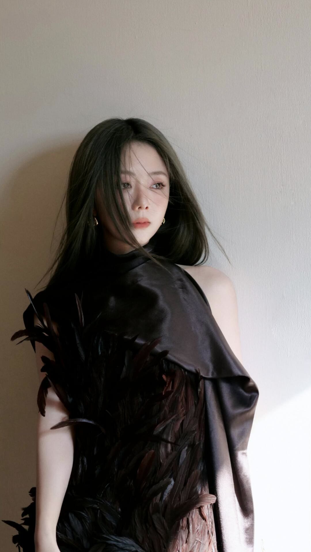 谭松韵穿抹胸黑裙，温柔又不失气场