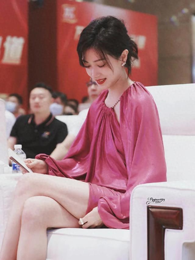 万茜 粉色超短裙