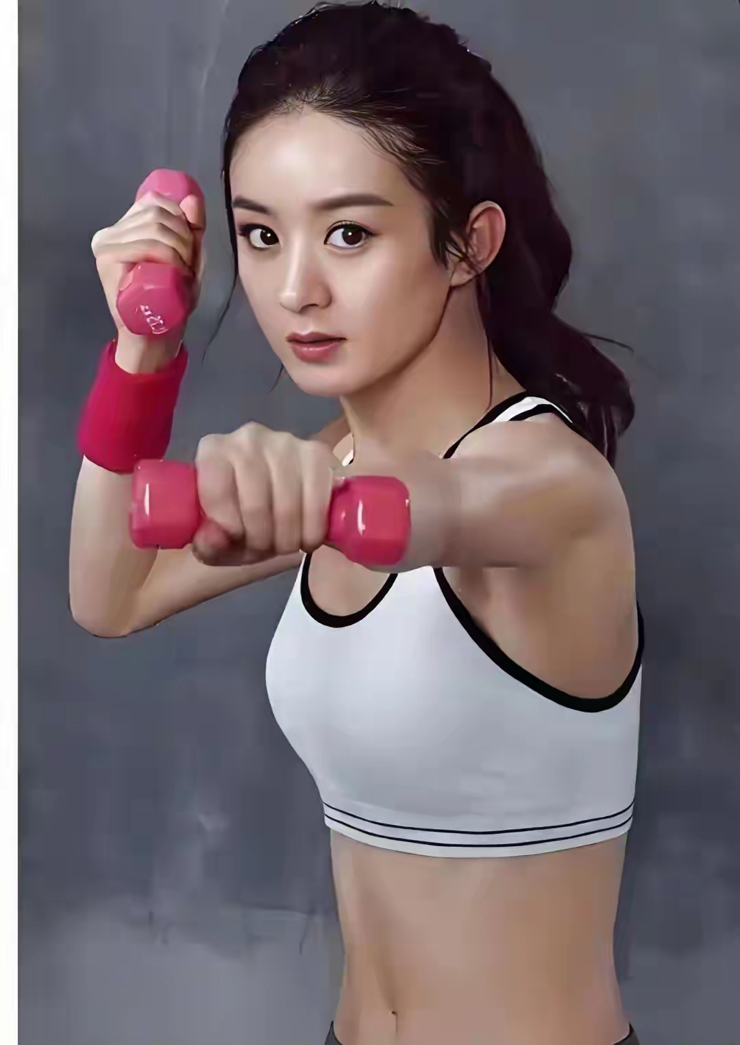 被赵丽颖的瑜伽照燃到了！每一寸线条都在说：运动从不辜负人