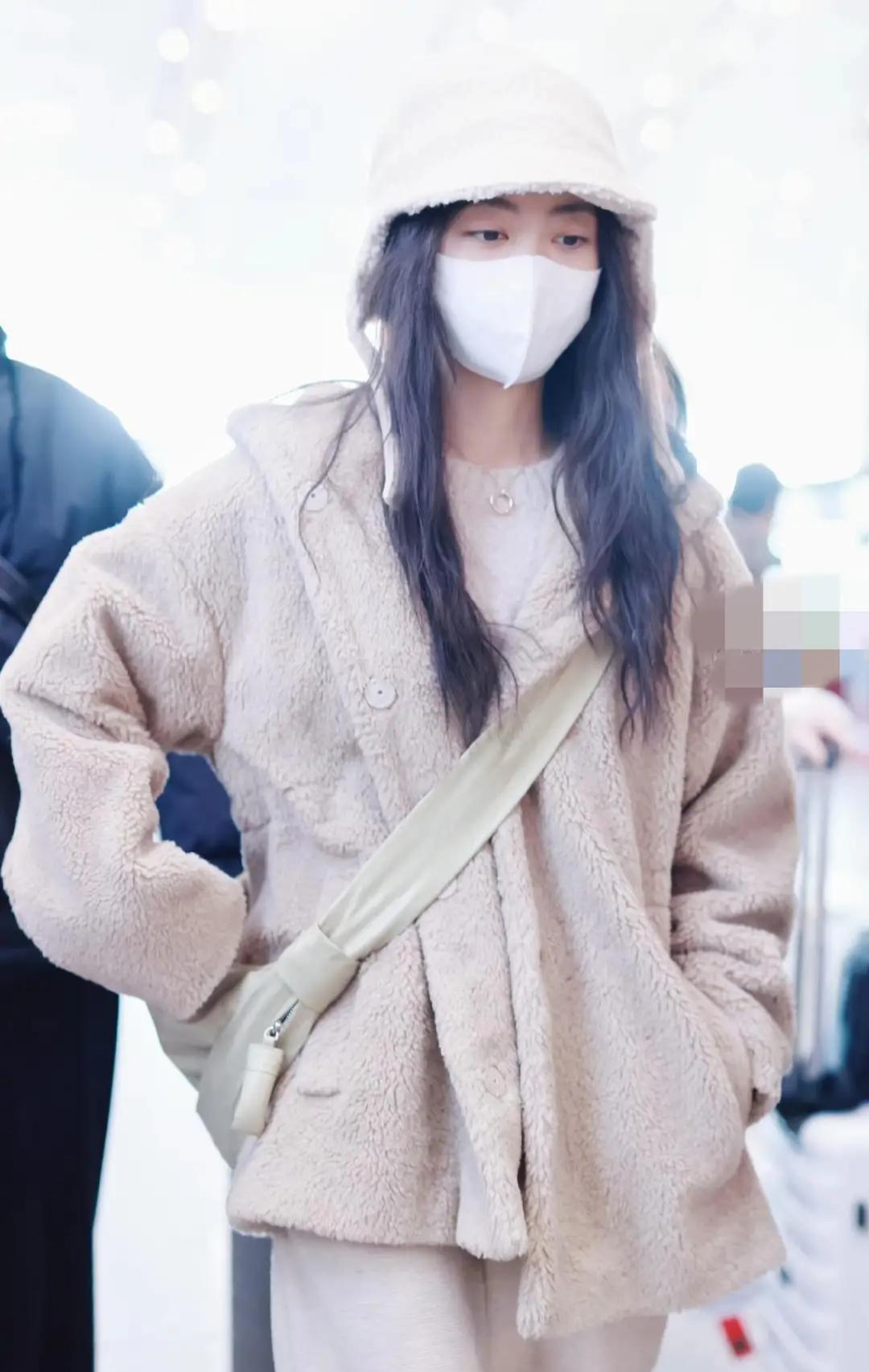 谭松韵穿泰迪大衣现身机场，毛绒帽造型软萌又可爱