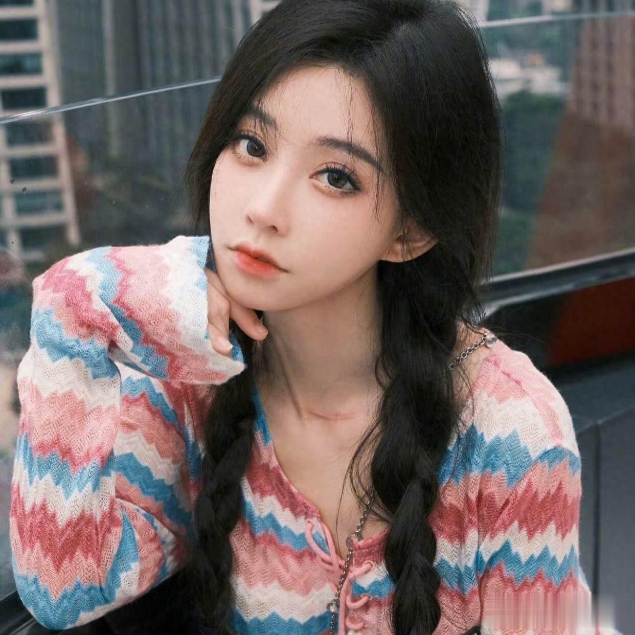 冯提莫直播展示素颜，直言现在无惧黑粉，网友：变化好大啊！