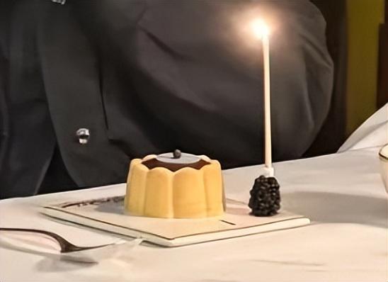 43岁贾玲在上海庆生，穿着土气皮肤黝黑，瘦脱象看着没精神很显老