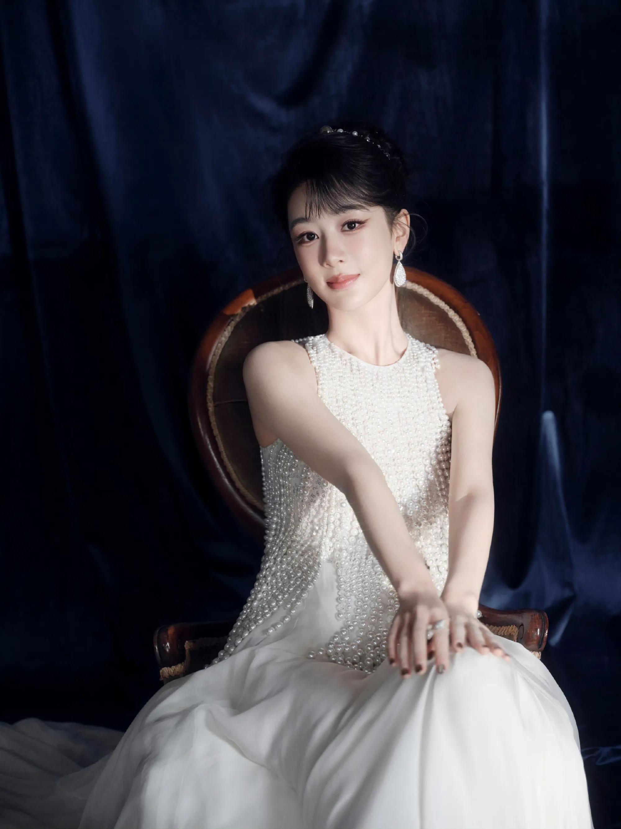 杨紫白色珍珠拖地裙