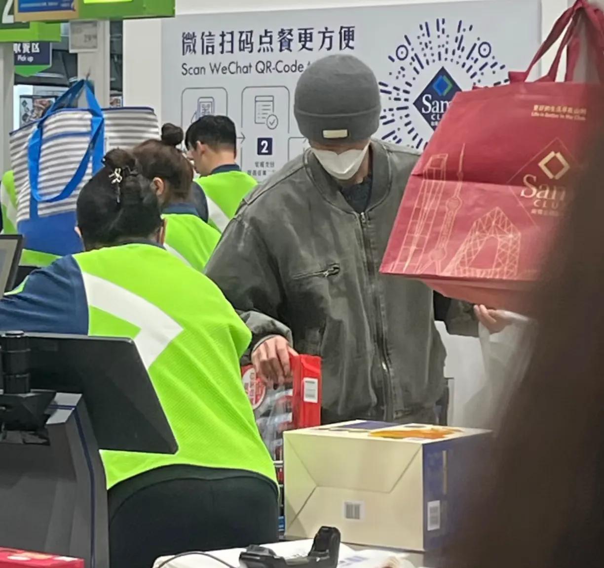 宋威龙逛山姆被偶遇，包裹严实仍被认出，买的吐司也被扒了同款