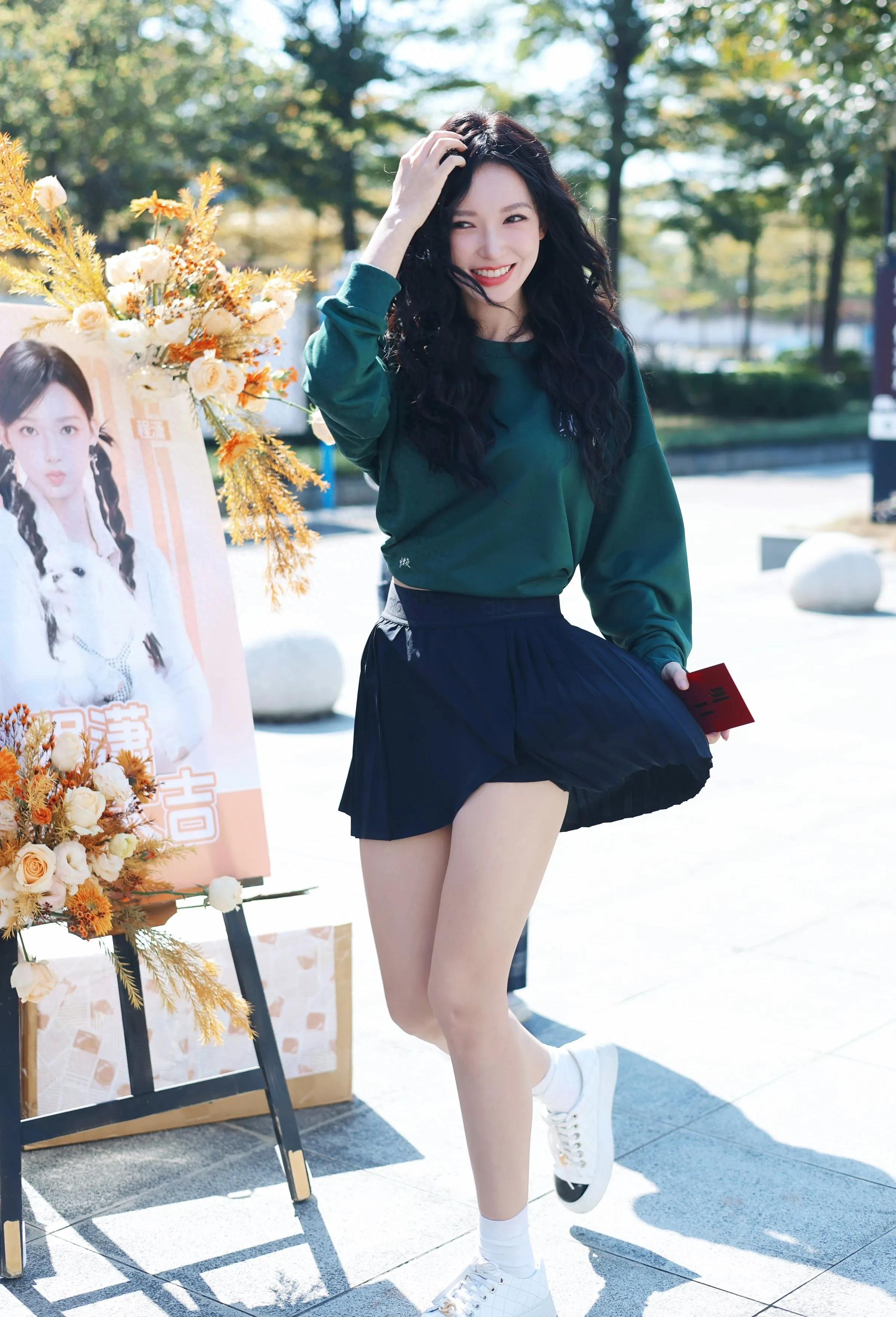 程潇小短裙秀美腿