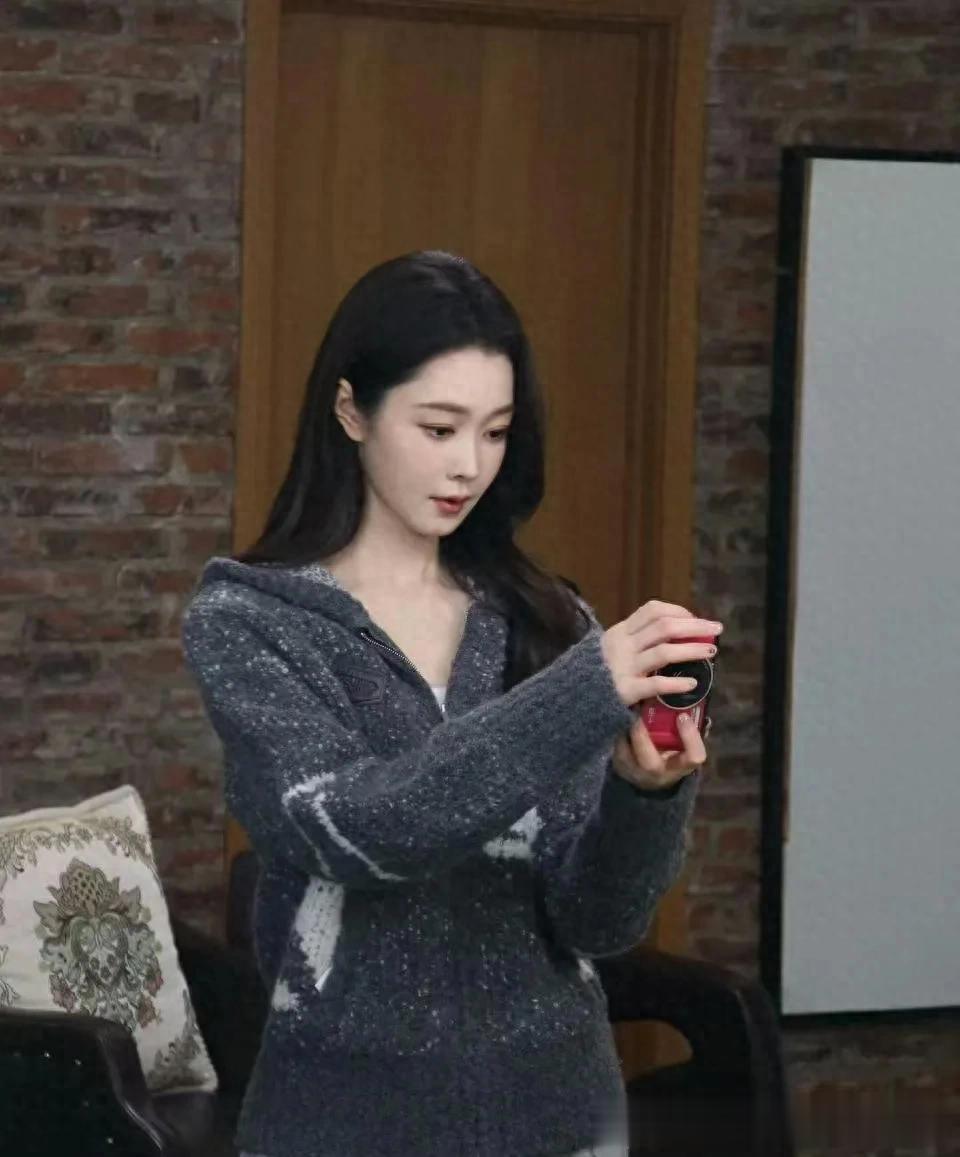 宋轶私服穿搭真简约！穿灰色拉链毛衣+阔腿裤，休闲随性又时髦！