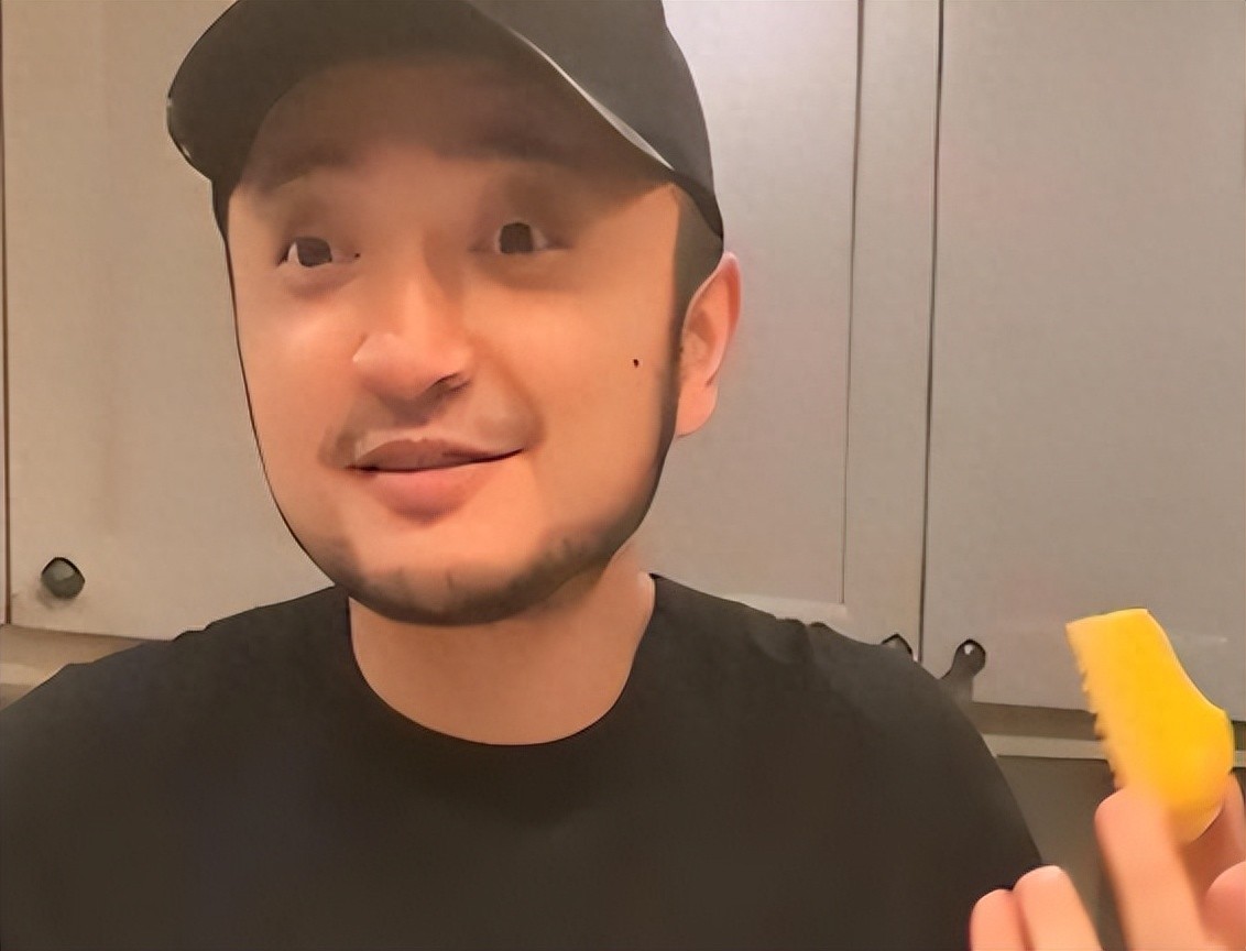 母亲是演员，二婚重组嫁翻译官父亲，难怪42岁尼格买提离婚无儿女