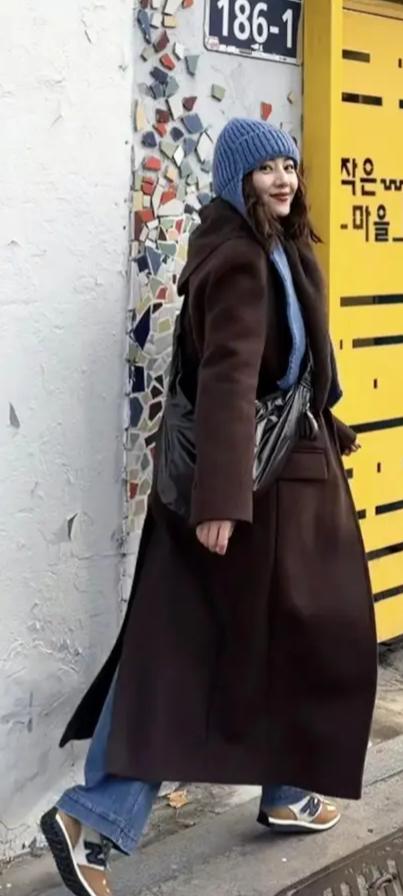 高圆圆冬日逛街随拍，大衣搭针织帽柔顺发型尽显优雅气质与美貌