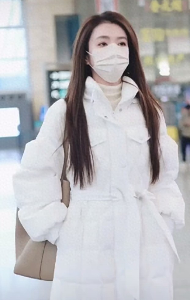 李云霄穿长款白色羽绒服漂亮又优雅