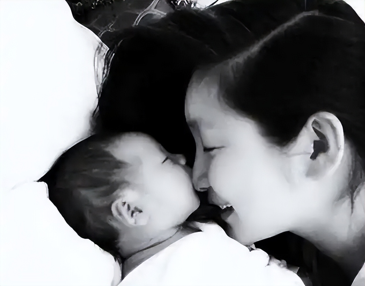 “最丑影后”秦海璐，与二婚丈夫生下巨婴症儿子，如今过的怎样？