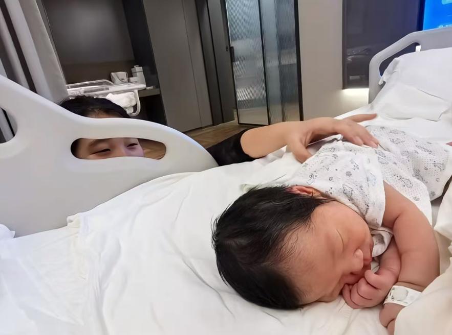 知名男星老婆晒全家福宣布诞下三胎！网友：终于生到儿子，解脱了