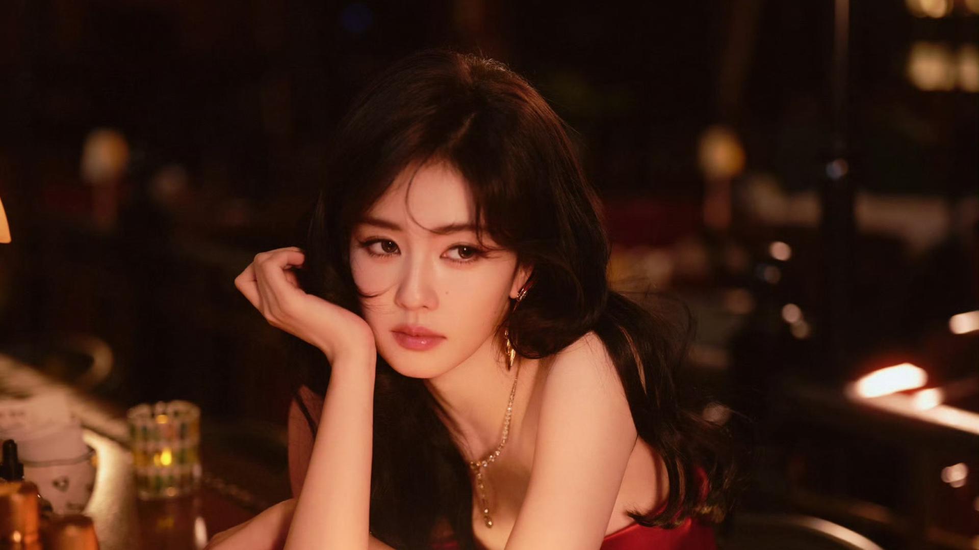 白鹿一袭红裙好曼妙