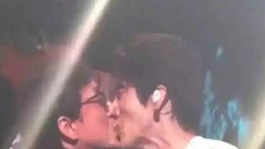 成龙王力宏深情一吻，惊爆观众！