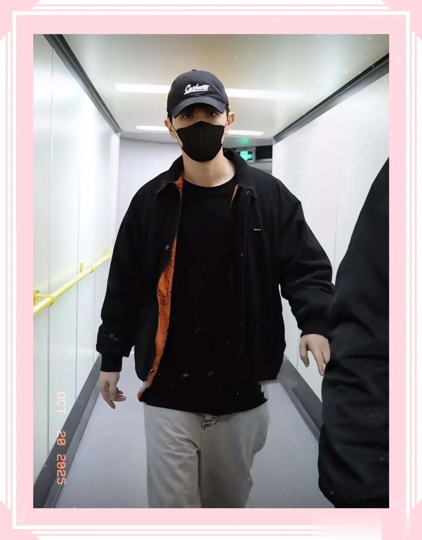 邓伦现身机场被偶遇,眼神清澈,少年感十足,胖乎乎的小手很可爱