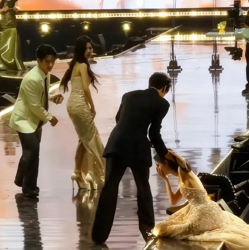 女星红毯惊魂！孟子义踩10公分高跟鞋摔倒，丁禹兮反应亮了