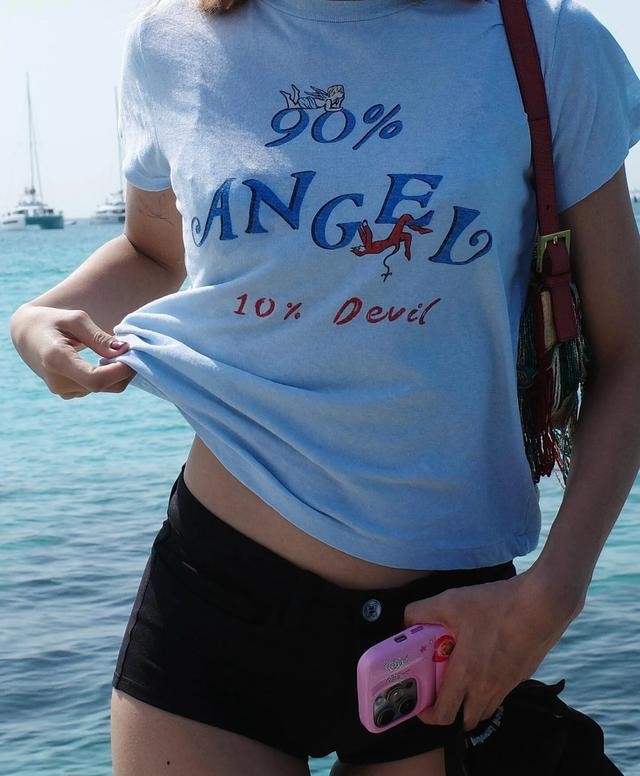 Lisa素颜逛街穿中文标语裤,文字戏谑又讽刺,网友:这女人太会挑