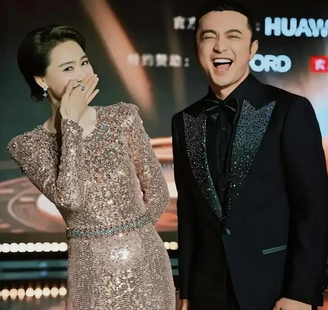 王冠夫妇的甜蜜合照，小细节透露婚后生活状态，大家都误会小尼了