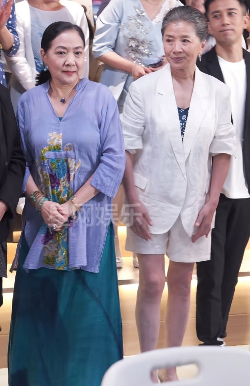 66岁迟蓬穿短裤遭群嘲!身旁沈丹萍优雅碾压,年龄是穿衣的枷锁吗