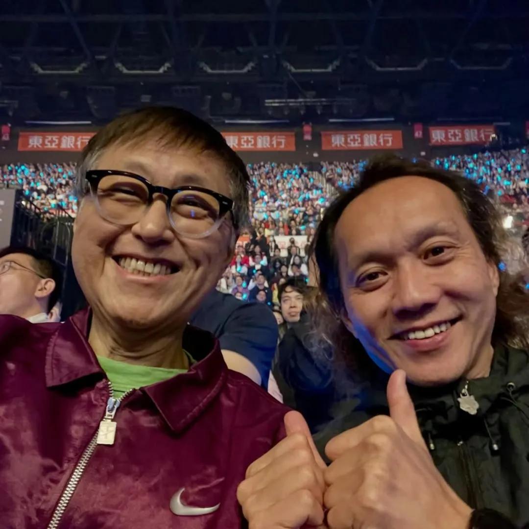 60岁知名港星近况曝光身形暴瘦，用拐杖弯腰走路被指像老翁