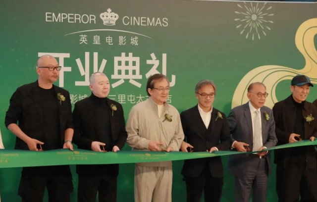 英皇新店开业，业界大佬齐聚，成龙、谢锋靠边站，C位雷打不动！