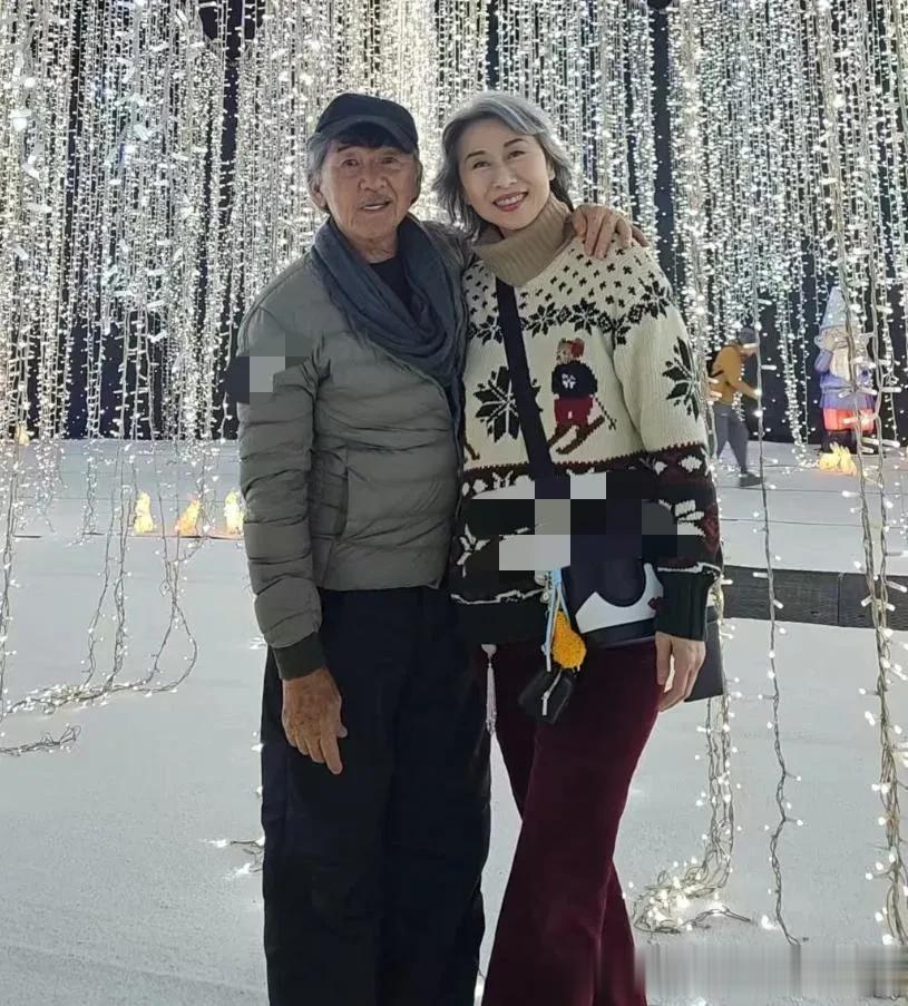 林子祥叶倩文夫妇晒圣诞节合照，祖孙同框合照，看起来很惬意