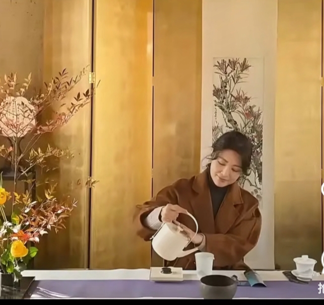 周涛年轻时美貌与气质并存,多款造型尽显优雅风韵