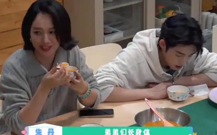 周一围带儿女出门用餐,5岁儿子出镜头发长,细节看出他偏爱女儿