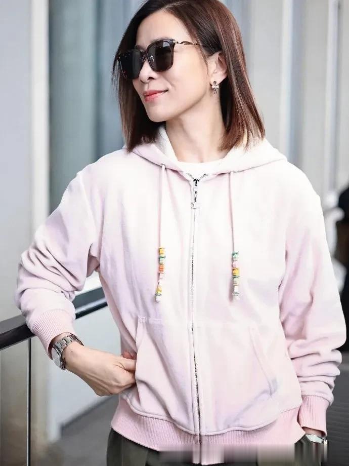 佘诗曼剪波波头短发后年轻18岁！穿粉色卫衣+阔腿裤，减龄又时髦