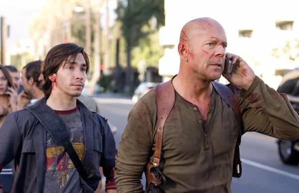 好莱坞巨星患痴呆症后,遭二婚妻子赶出原来住所,被迫与家人分离