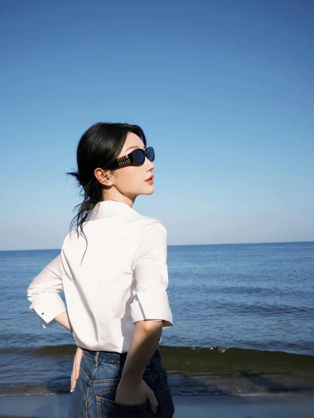 毛晓彤分享美照,白衬衫配牛仔裤,简约又时尚,又飒又美