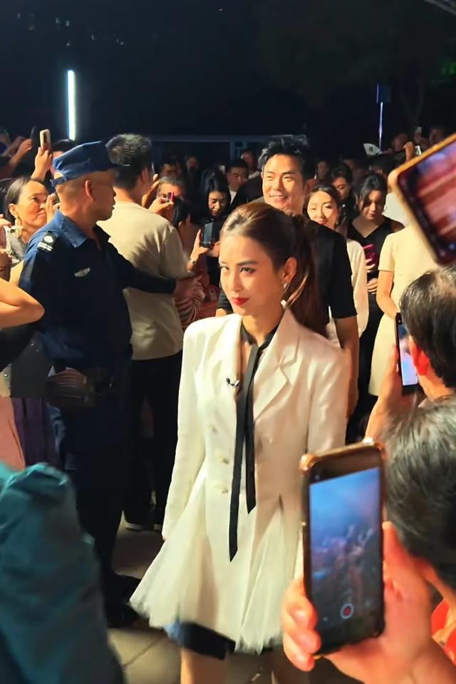 42岁黄圣依踩高跟鞋广场跳舞，挺胸击鼓气质好，和张晓龙跳得好欢