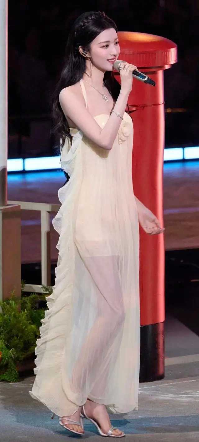 月光落舞台，女王揽星河！王楚然湖南卫视跨年封神名场面刷屏