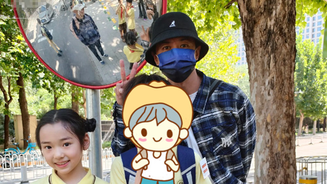 张维伊董璇爸爸一起带娃，没节目中那么讨人嫌，酒窝被哄得很开心