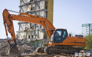 开发商欺负老人无儿无女，100万拆迁款变10万，老人拿出儿子军功章后众人沉默……