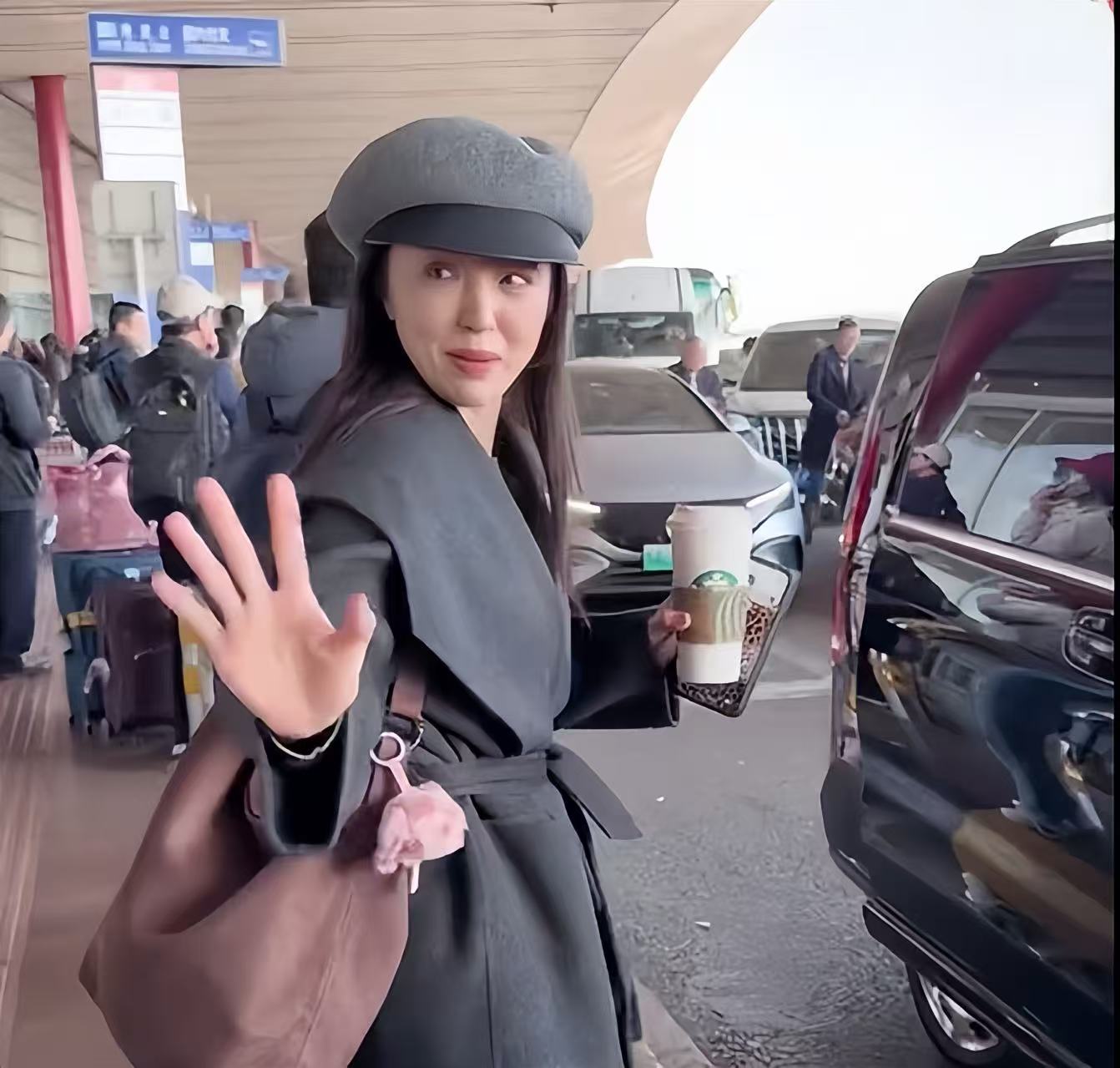 董璇现身机场情绪低落!脸上褶多又僵又肿,挺肚走路被调侃有孕味