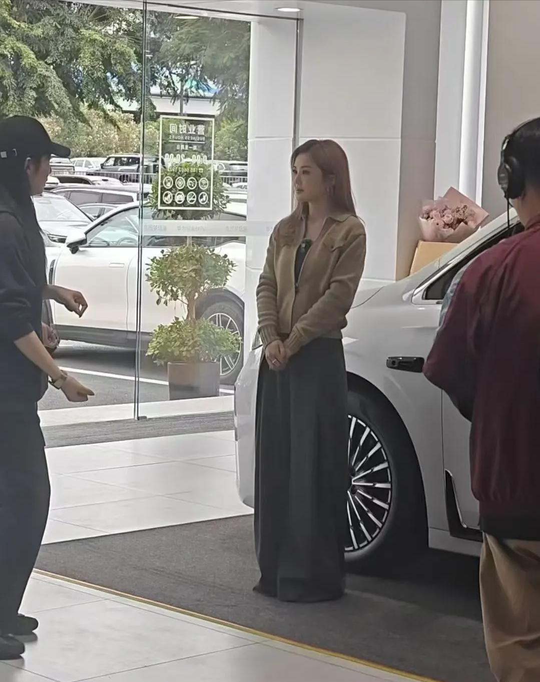 蔡卓妍低调现身广东4S店，当场下单46万豪车，与小10岁男友热恋中