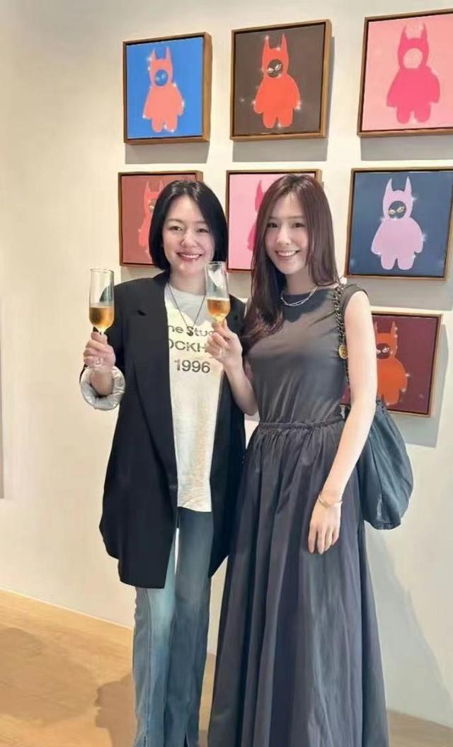 小S现身女儿画展，状态还不错只是瘦了很多，走出大S去世阴影