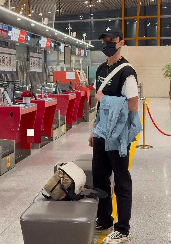 张维伊机场坐头等舱！戴着卡地亚项链背着董璇的包，有了偶像包袱